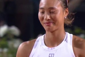 谈球吧嘴角真压不住了😆郑钦文取胜后露出灿烂笑容，与萨巴伦卡握手