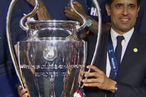 谈球吧体育官网入口巴黎主场展示4冠&全队唱跳庆祝，纳赛尔手扶大耳朵杯爱不释手😍