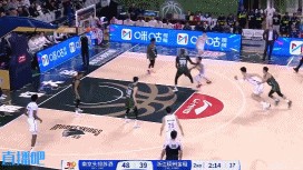 谈球吧(中国)官方网站巨人的战争👹法尔篮下一柱擎天 正面大帽余嘉豪