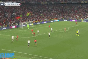 谈球吧体育官网入口德国队打破僵局！基米希精准挑传，维尔茨进球，VAR确认有效