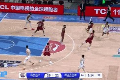 谈球吧(中国)官方网站冲击力十足！小巴里-布朗直杀篮下 对抗防守左手高抛打成2+1