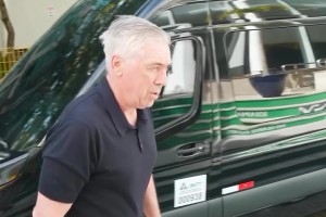 谈球吧官网登录入口冲击六星！安帅参观巴西博物馆凝视大力神杯，比划再放一座