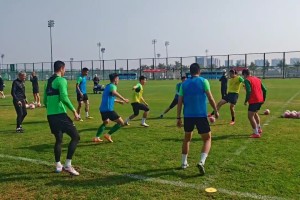 谈球吧体育app下载国安新帅参与抢圈训练，来看看塞蒂恩踢球什么水平⚽