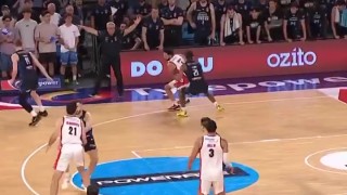 谈球吧体育官网入口冷血杀手！泰勒-哈维在本赛季NBL总决赛上也完成过三分绝杀