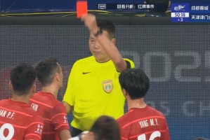 谈球吧官网登录入口热议周定洋红牌：首轮对蒋圣龙误判后面只会更严厉 有点蝴蝶效应
