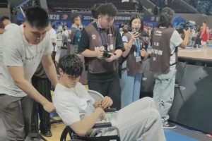 谈球吧(中国)官方网站暖心一幕！曾凡博离场时 对手布朗、奈特、朱俊龙跑过来送上安慰