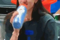 谈球吧体育app下载美丽！狂热VS太阳比赛期间 镜头数次给到因大腿拉伤休战的克拉克