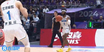 谈球吧体育app下载火药味！陈盈骏冲击篮筐和孟子凯发生摩擦 最终吹后者技术犯规