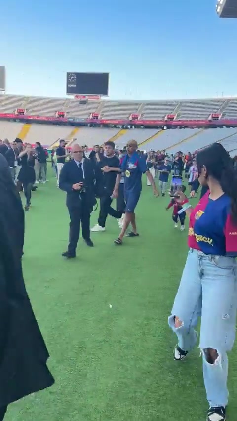 谈球吧(中国)官方网站季马尔追了半天🤣亚马尔没注意弟弟在后面追他，弟弟差点哭出来