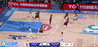 谈球吧(中国)官方网站冲击力十足！小巴里-布朗直杀篮下 对抗防守左手高抛打成2+1