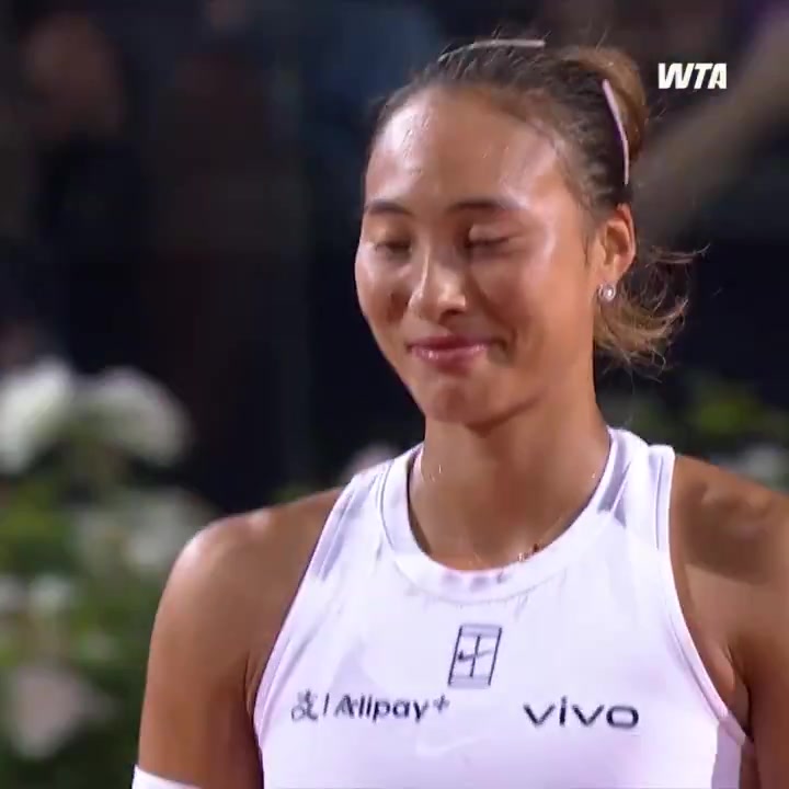 谈球吧嘴角真压不住了😆郑钦文取胜后露出灿烂笑容，与萨巴伦卡握手