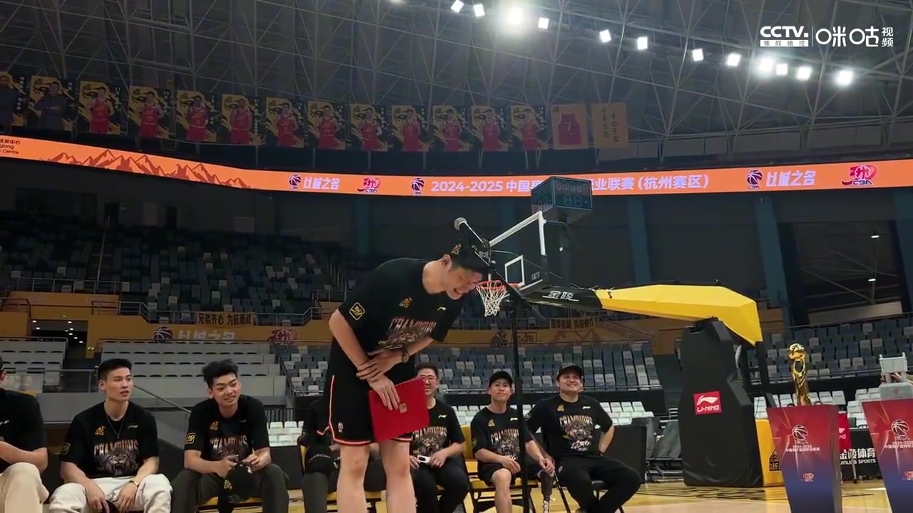 谈球吧体育app官网他值得！胡金秋在广厦球迷答谢会上发言 现场球迷高喊MVP