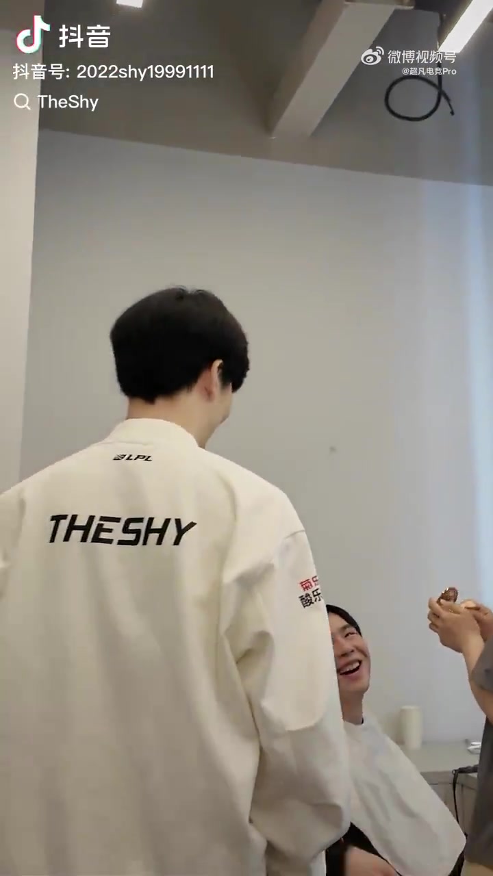 谈球吧官网登录入口TheShy赛后更新视频分享与Zdz后台见面视频：又见面咯！