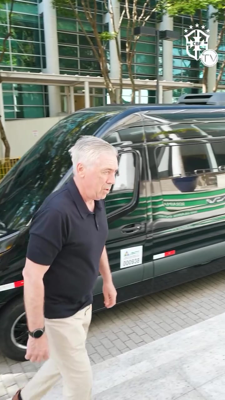 谈球吧官网登录入口冲击六星！安帅参观巴西博物馆凝视大力神杯，比划再放一座