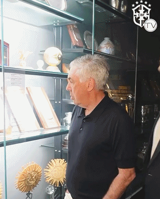 谈球吧官网登录入口冲击六星！安帅参观巴西博物馆凝视大力神杯，比划再放一座