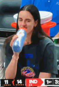 谈球吧体育app下载美丽！狂热VS太阳比赛期间 镜头数次给到因大腿拉伤休战的克拉克