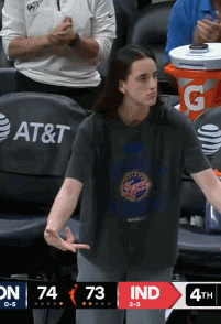 谈球吧体育app下载美丽！狂热VS太阳比赛期间 镜头数次给到因大腿拉伤休战的克拉克