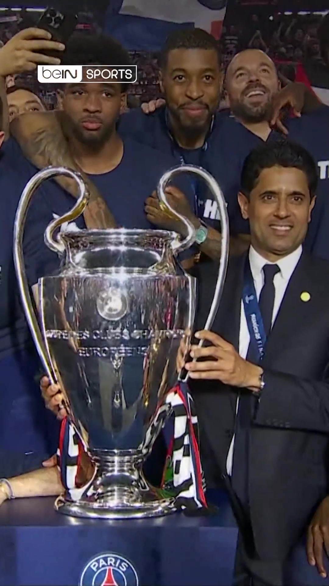 谈球吧体育官网入口巴黎主场展示4冠&全队唱跳庆祝，纳赛尔手扶大耳朵杯爱不释手😍