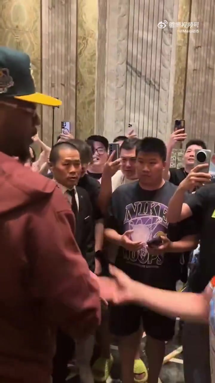 谈球吧官网登录入口人气依旧！甜瓜安东尼已抵达上海开启中国行 上次来中国是13年前