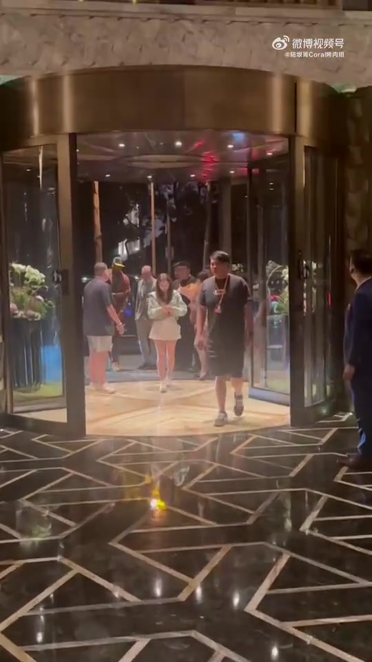 谈球吧官网登录入口人气依旧！甜瓜安东尼已抵达上海开启中国行 上次来中国是13年前