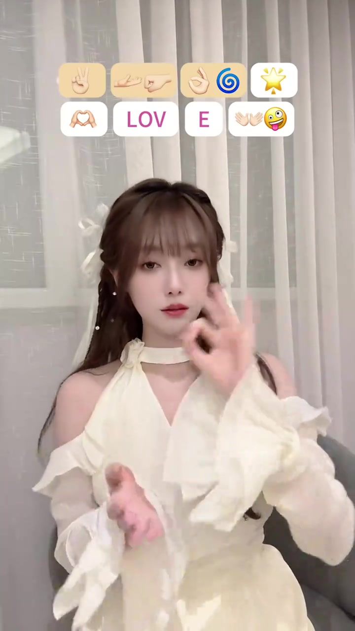 谈球吧体育app下载主持小钰分享手势舞视频：把爱串成项链